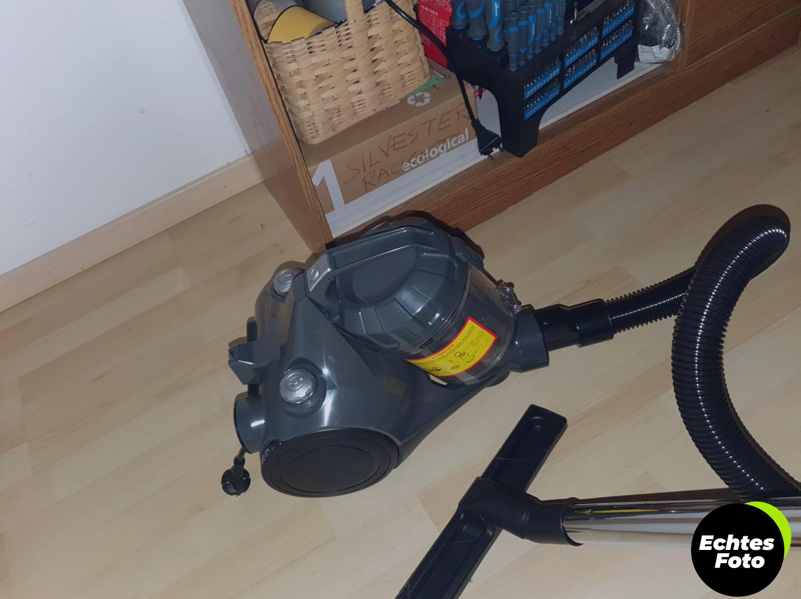 amazon-basics-zylinder-staubsauger-700w-hepa-filter-schwarz-blau-foto-3